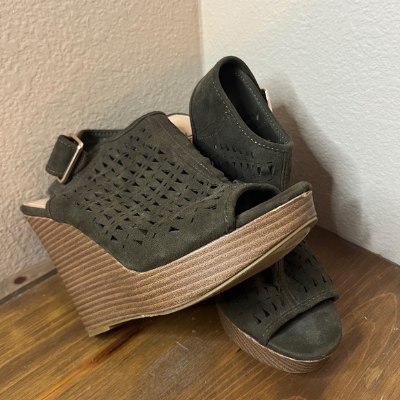 Jasmin Women's Wedges Size 8 Hunter Green Suede with buckle closure - Picture 6 of 11